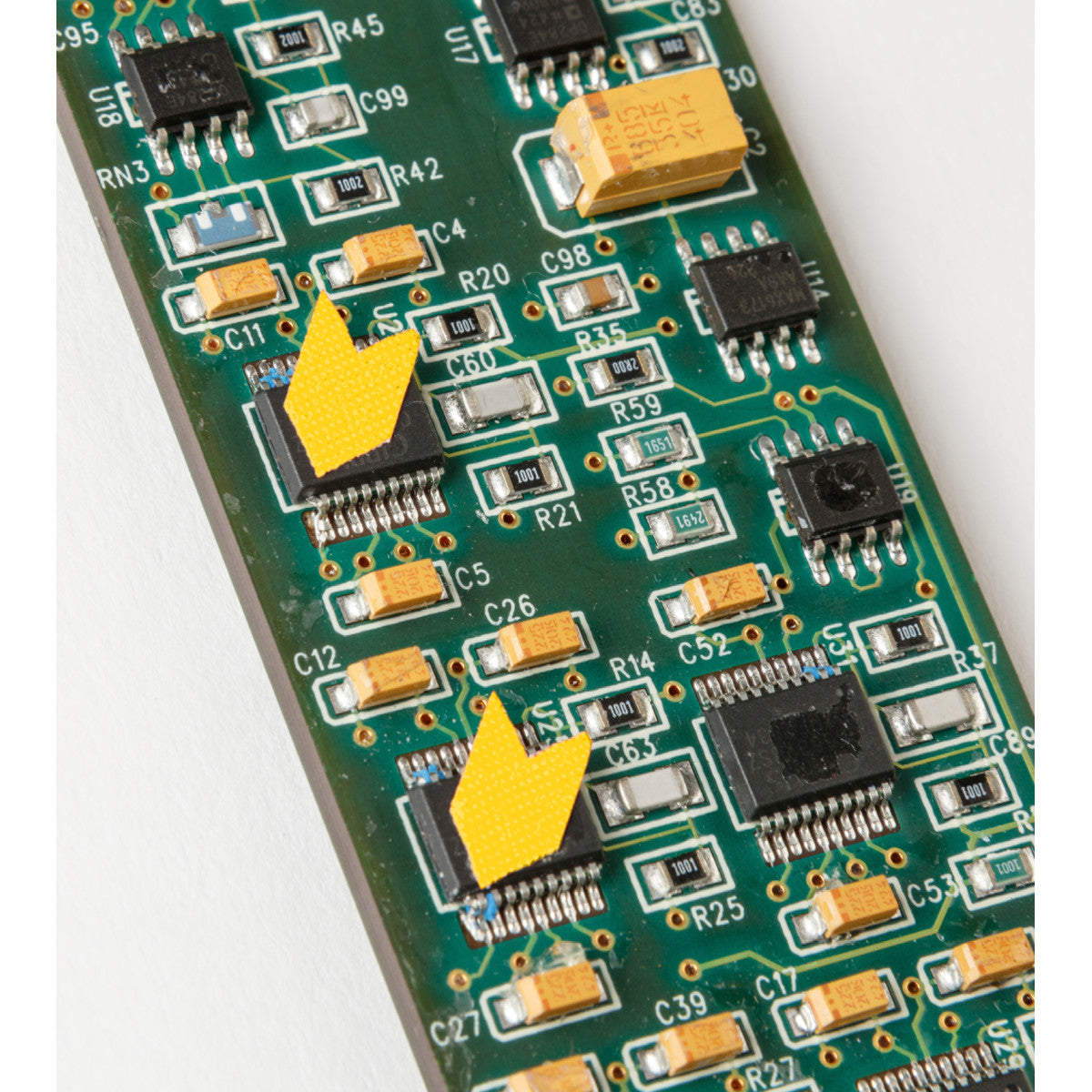 Vorgestanzte Inspektionspfeile auf Karten
