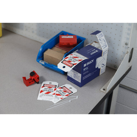 RipTag Danger Do Not Operate Sicherheitsanhänger auf Rolle mit roten Streifen