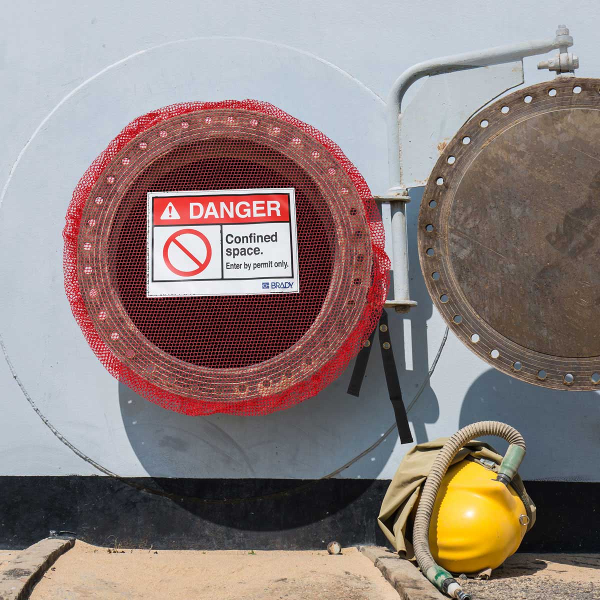 Verschließbare Netzabdeckung, rot, enger Raum – M