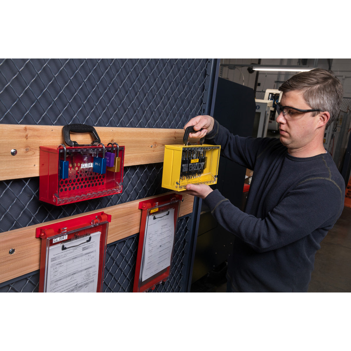 Berechtigungskontrollstation mit SlimView Gruppenverschlusskasten