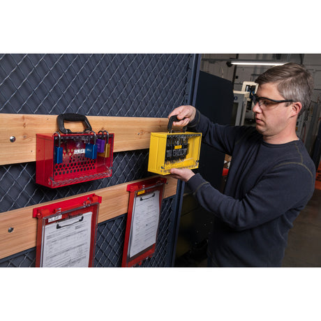 Berechtigungskontrollstation mit SlimView Gruppenverschlusskasten