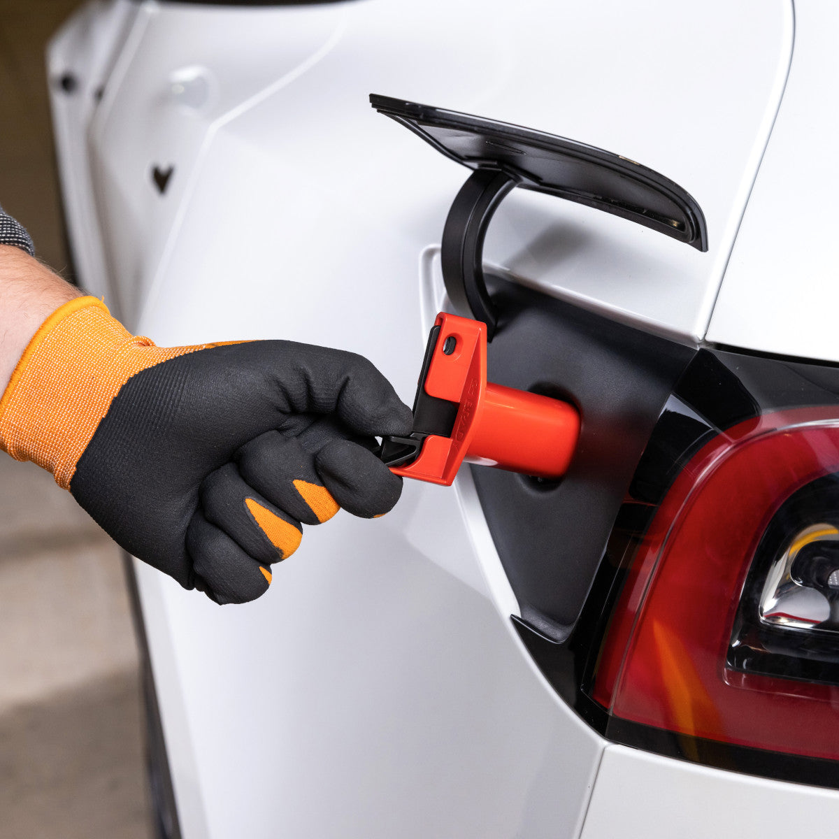 Absperrvorrichtung für Ladeanschlüsse von Elektrofahrzeugen, NACS