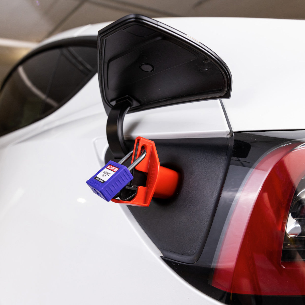 Absperrvorrichtung für Ladeanschlüsse von Elektrofahrzeugen, NACS