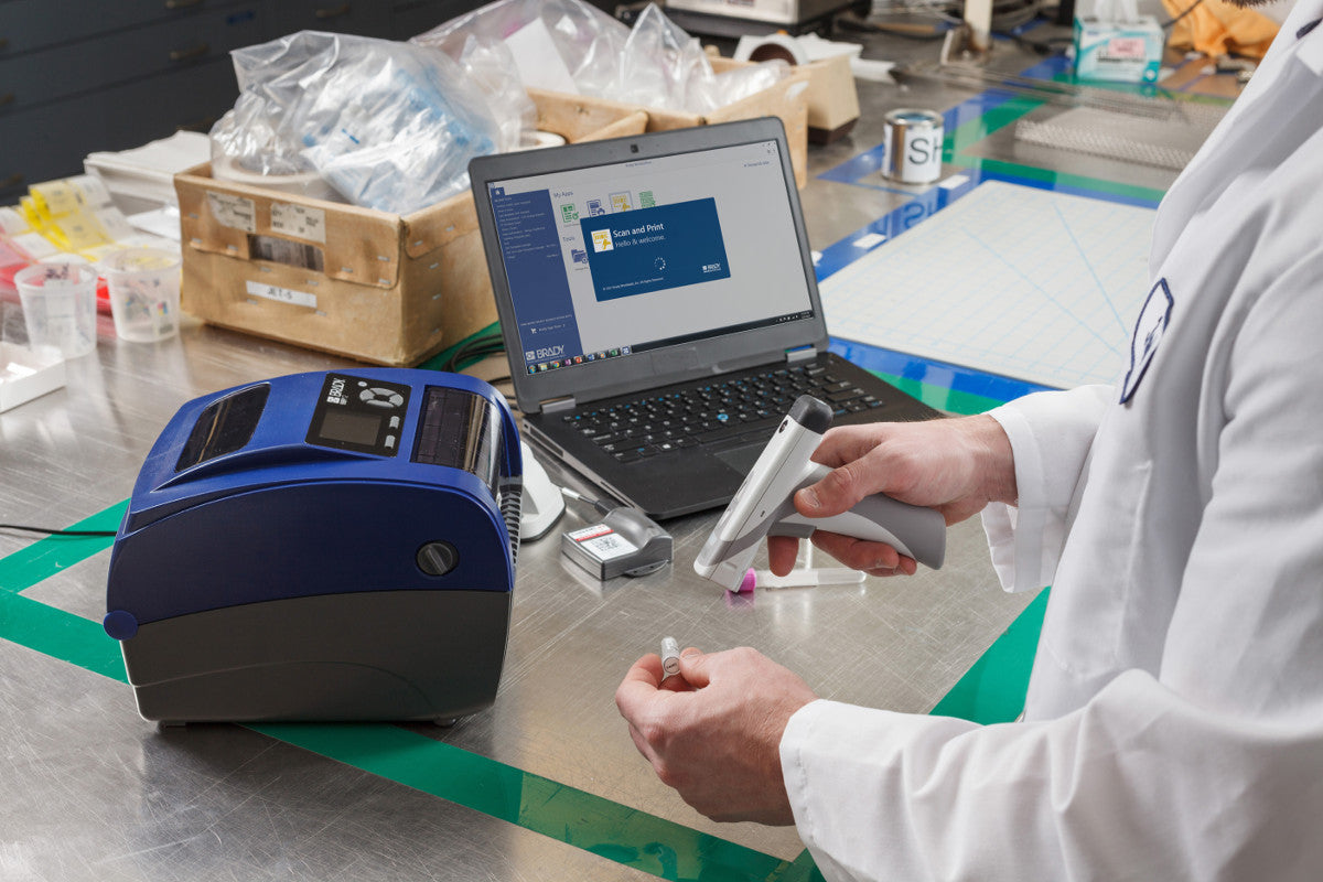 BBP12 Etikettendrucker 300 dpi - EU mit Schneider, Rollenhalter und Brady Workstation-Suite