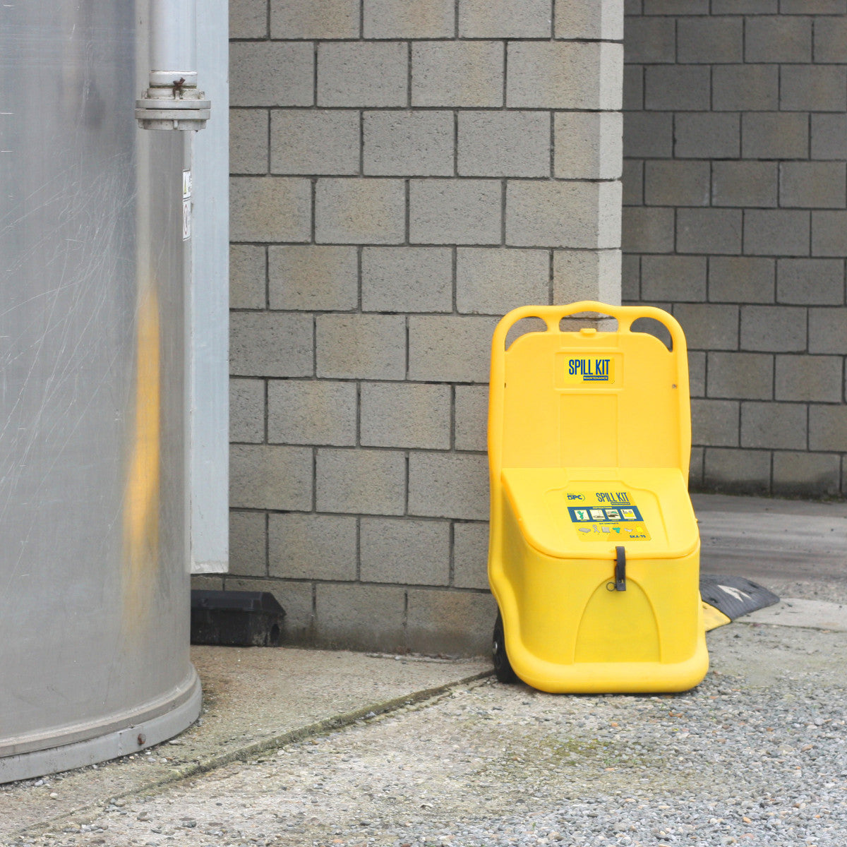 Mobile emergency kit for outdoor use, maintenance