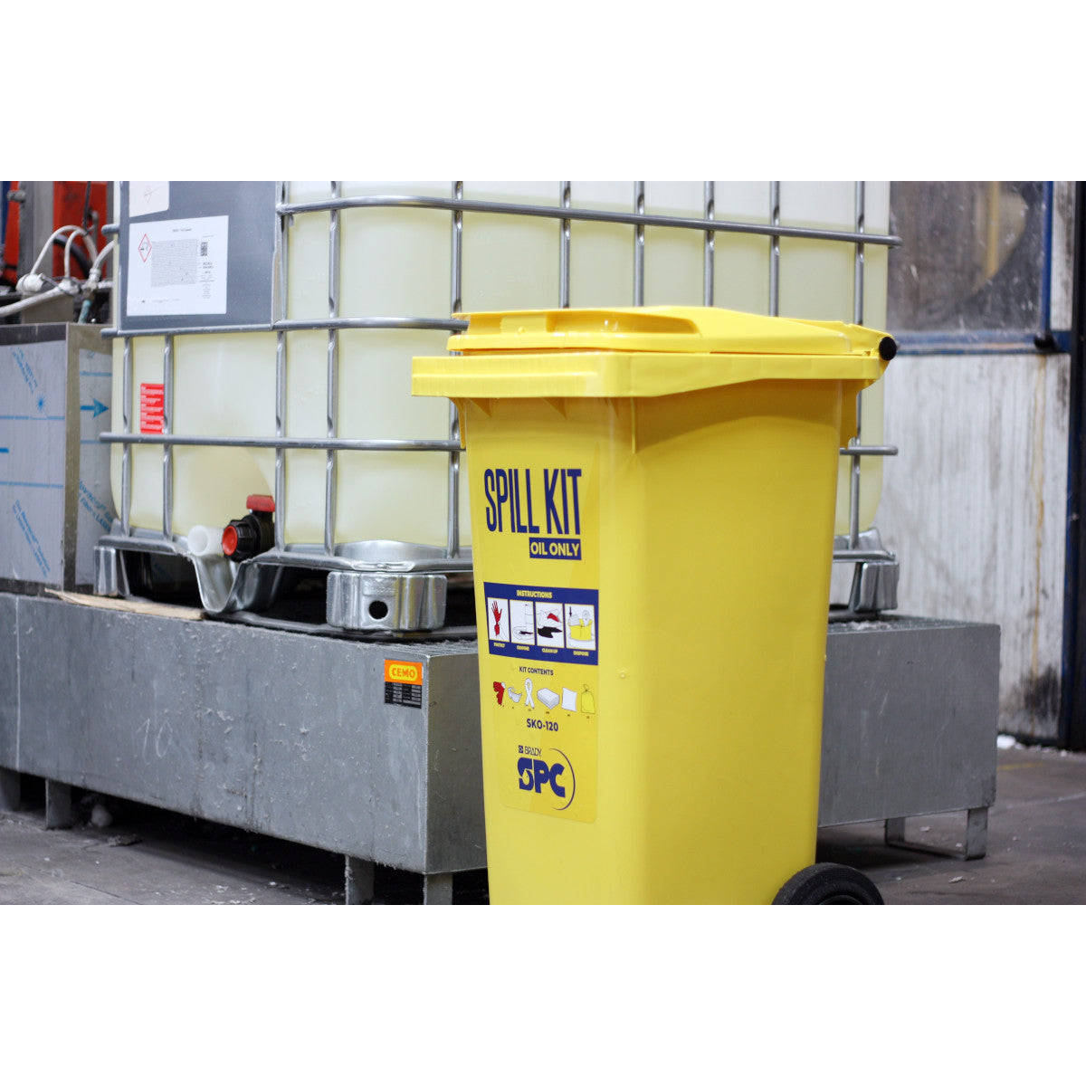 ENSEMBLE DE POUBELLES MOBILES, produits chimiques