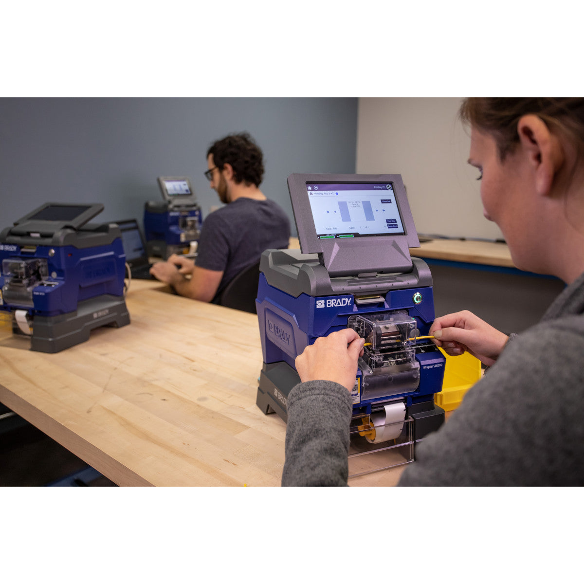 BradyPrinter Wraptor™ A6200 Wickeletiketten-Druckapplikator und Aufwickler-Set WIFI - EMEA