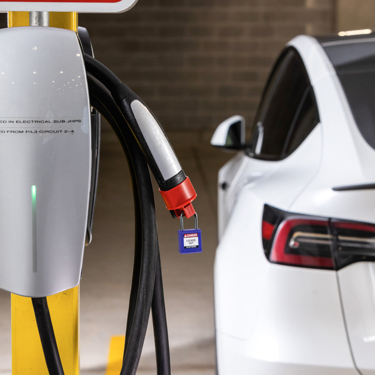Dispositif de verrouillage pour prises de recharge de véhicules électriques, NACS