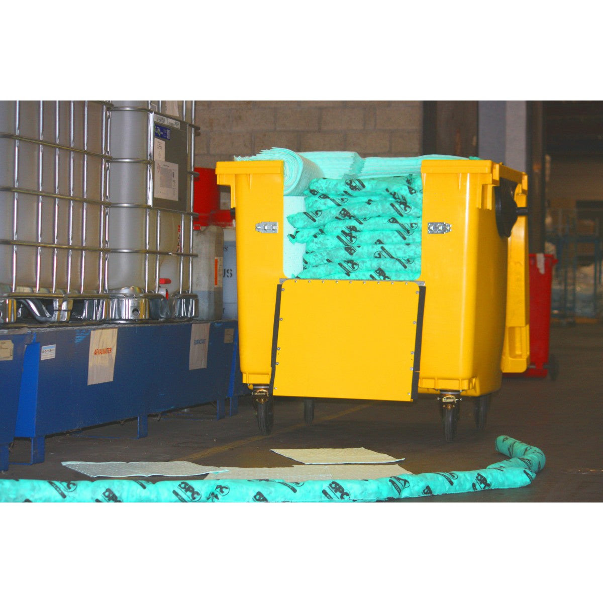 Ensemble de conteneurs de 1 000 litres, produits chimiques