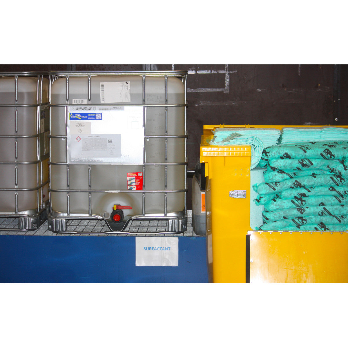 Ensemble de conteneurs de 1 000 litres, produits chimiques