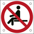 ISO-Sicherheitsschild – Sitzen verboten